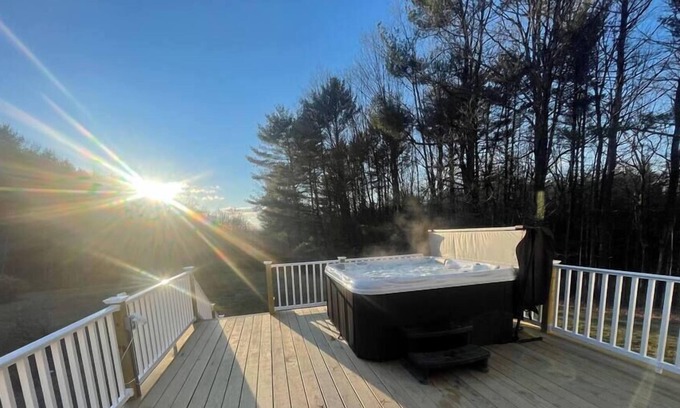 Alcove Casa | Running Creek in the woods