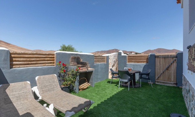 Tuineje Apartamento | Apartamento rural "Casa Suárez" con terraza, vistas a la montaña y jardín