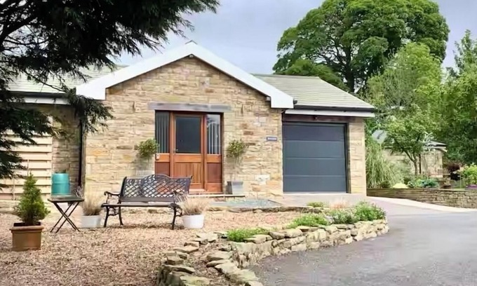Westhouse Casa | Rural bungalow with field views, walks & wildlife: sleeps 2 adults. WiFi,Parking
