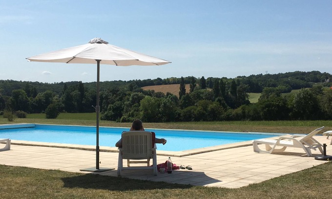 Verteillac Casa | Rural converted farmhouse with heated pool and tennis court near popular village