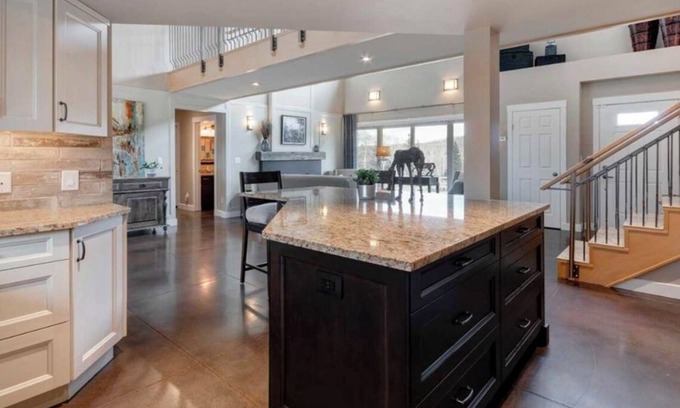 Priddis Otro | Rural foothills farmhouse - Horse friendly