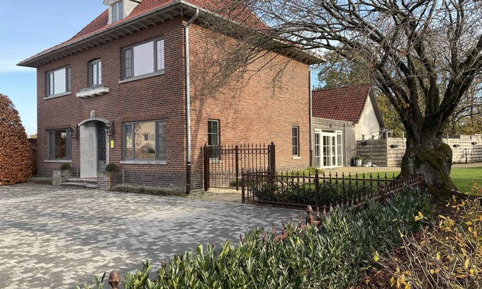 Grote-Brogel Casa | Rural group home with garden and garage