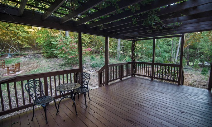 Bentonville Casa | Rural Hillside Retreat/Charming 3 Bedroom with Hot Tub and Mountain Views