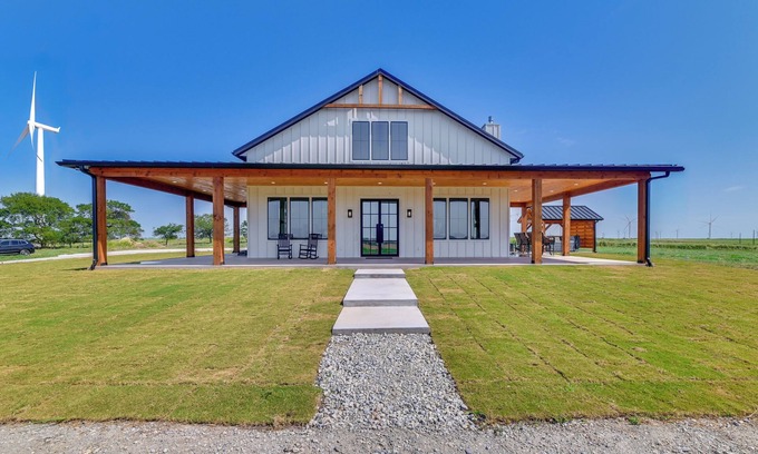 Myra Casa | Rural Home w/Hot Tub < 7 Mi to Winery & Golfing