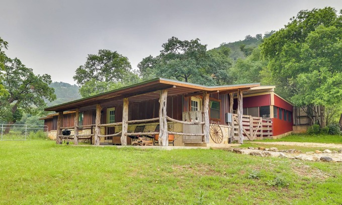 Tarpley Cabina | Rural & Horse-Friendly Cabin ~ 24 Mi to Bandera!