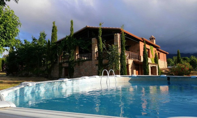 El Tiemblo Cabaña | Casa rural ideal para familias y animales.