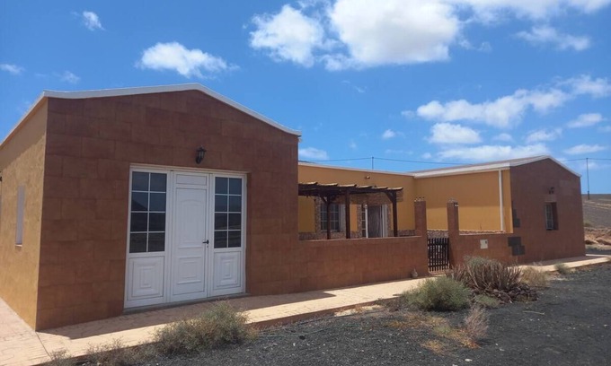 Teguitar Casa | Rural house, in a quiet setting, 7 km from the beach.