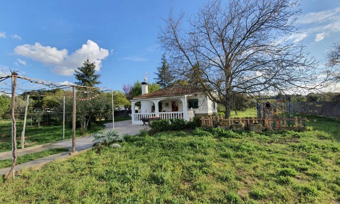 Illana Casa | Casa rural al lado del Rio con piscina privada, chimenea, columpios y barbacoa.