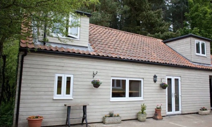 King's Lynn Cabina | Rural, secluded holiday lodge close to beaches and Sandringham