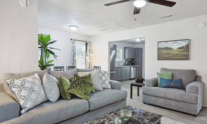 Azle Casa | Rural Serenity x Cozy Comfort - 3-BD,1-BA w Yard