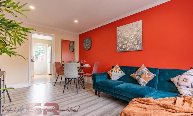 Yeading Casa | Rush House by SR Short Lets & Serviced Accommodation Heathrow Windsor - Perfect for Monthly Stay Relocation & Business Contractors Big Groups