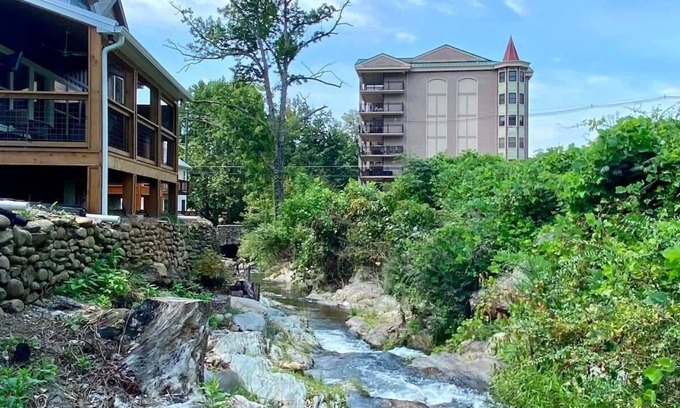 Gatlinburg Cabina | Rushing Water/Hot Tub/Walk 2 Downtown Gatlinburg
