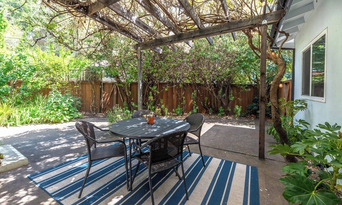 Guerneville Casa | RussianRiverBungalow~NEW & Magical Family Retreat! Walk to the River!WiFi/Pup