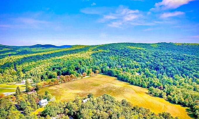Waynesboro Casa | Rustic 10BR MountainTop Cottage