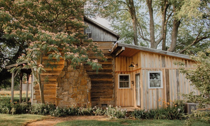 Rumsey Cabina | Rustic 1800s' Log Cabin with Modern Amenities on an Old Farm close to Owensboro