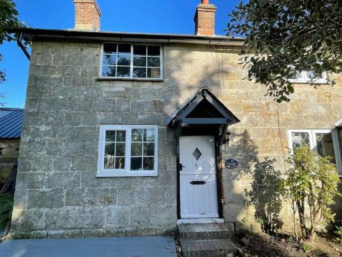 Crowborough Casa | Rustic 18th century stone cottage with fireplace and parking