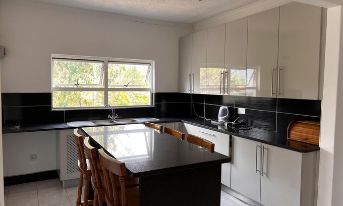 Harare Apartamento | Rustic 3 bedroom Cottage - 2267