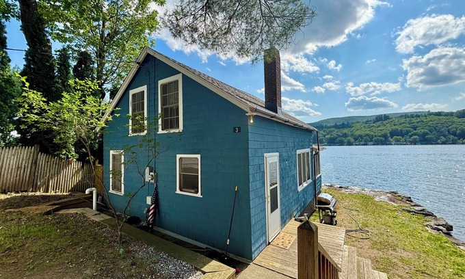 Alton Bay Cabina | Rustic 4-bedroom cabin with WiFi, AC in charming Alton Bay on Lake Winni.