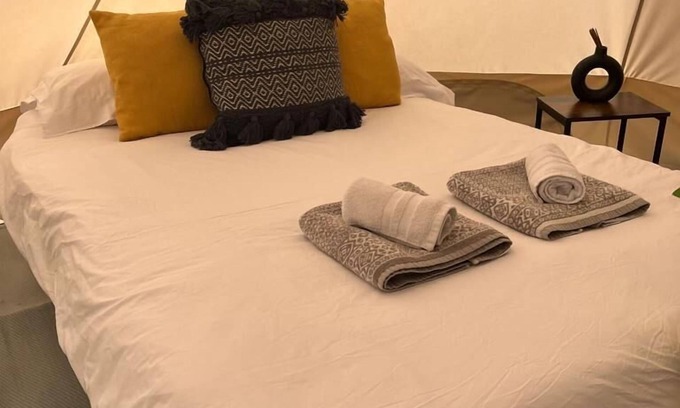 Dwyran Alquiler De RV | Tienda de campaña-Superior-Communal washrooms-Vista al campo-Bell Tent 6m