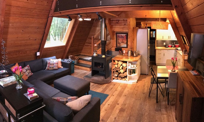 Glacier Cabina | Marco rústico de los años 70 con un interior moderno y acogedor.