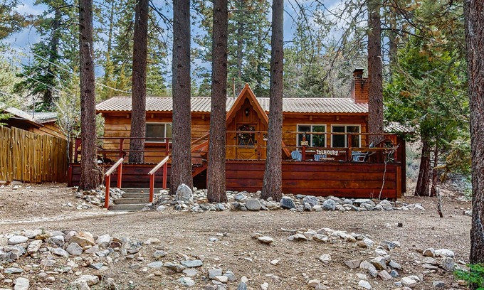 Fawnskin Cabina | Rustic and Cozy Cabin with Fireplace & Private BBQ - Walk to Big Bear Lake