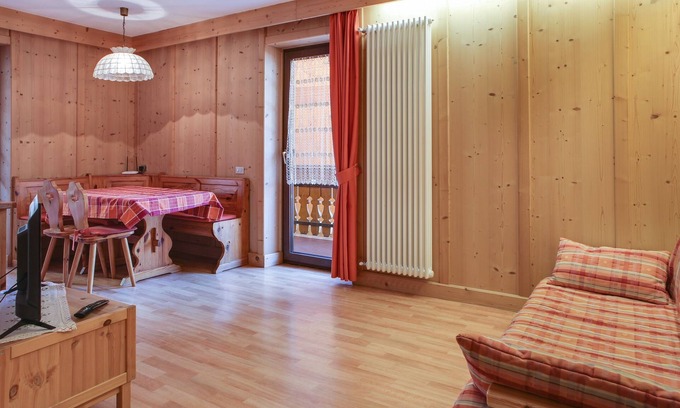Moena Apartamento | Apartamento rústico Casa March 1 con Wi-Fi, balcón, jardín y vistas a la montaña