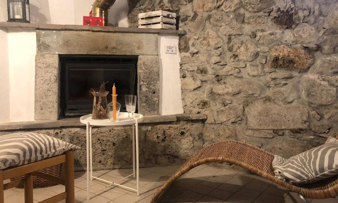 Raveo Casa | Rustic apartment with beams and stone.