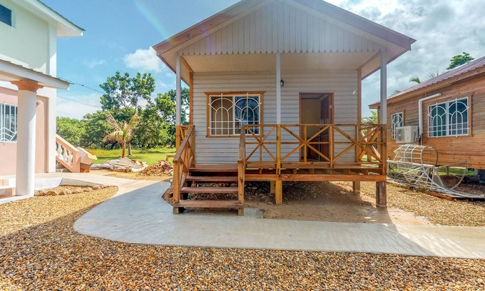 Dangriga Cabina | Encantadora cabaña con entrada privada, desayuno, estacionamiento, terraza y wifi gratis.