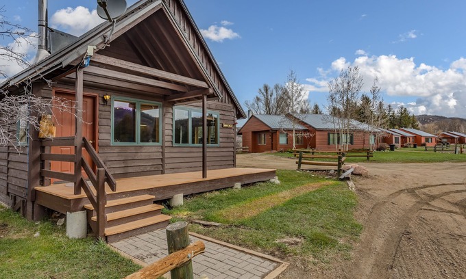 Clark Chalet De Esquí | Rustic but comfortable mountain cabin with large porch and gorgeous scenery.