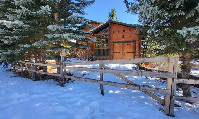 Pyrenees 2000 Apartamento | Rustic Cabin for 8 People