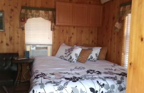Sundance Casa | Rustic Cabin near Devils Tower National Monument in Sundance, Wyoming