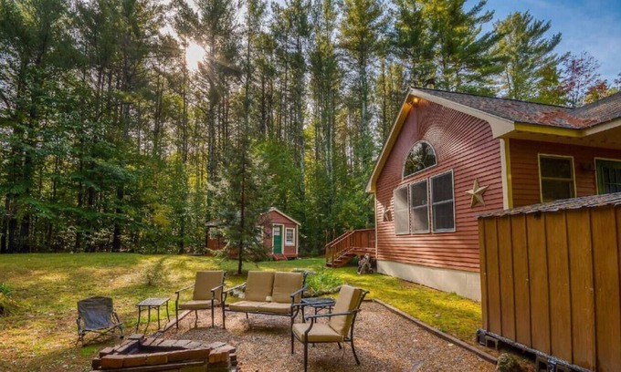 Conway Cabina | Esta casa es un 4 dormitorio (s), 2 baños, ubicada en Center Conway, NH.
