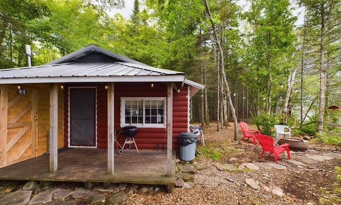 Au Train Cabina | Rustic Cabin sitting on the Edge of Lake Superior with an Outdoor Sauna