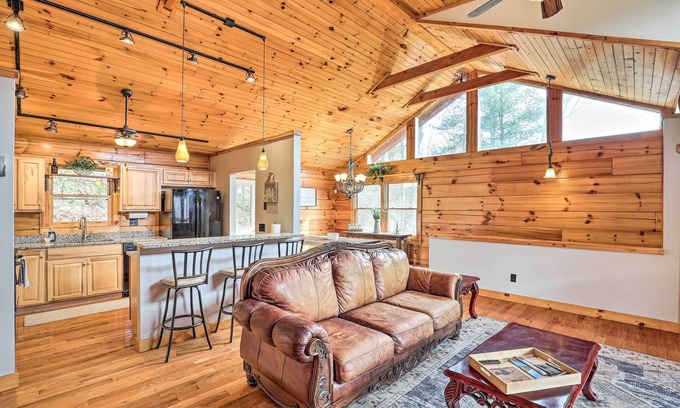 Canton Cabina | Rustic Cabin w/ Mountain Views & Private Deck!