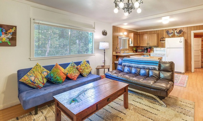 Pinehurst Cabina | Rustic Cabin w/ Patio: 8 Mi to Kings Canyon Park