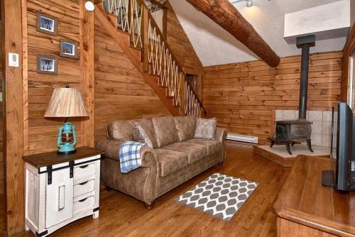 Rockbridge Casa | Rustic Cabin with Jacuzzi Surrounded by Nature in Ohio