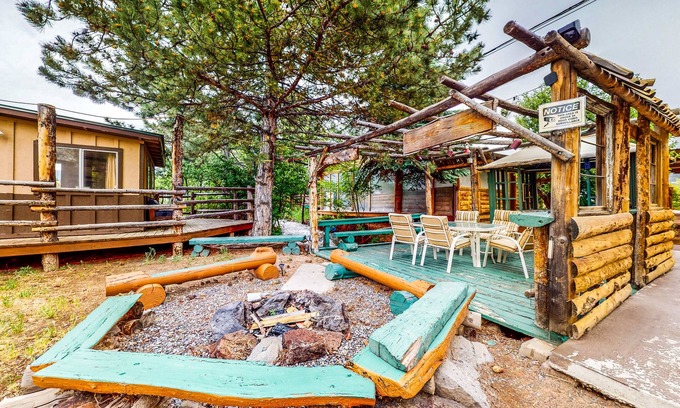 Cedaredge Cabina | Rustic cabin with magnificent shared amenities