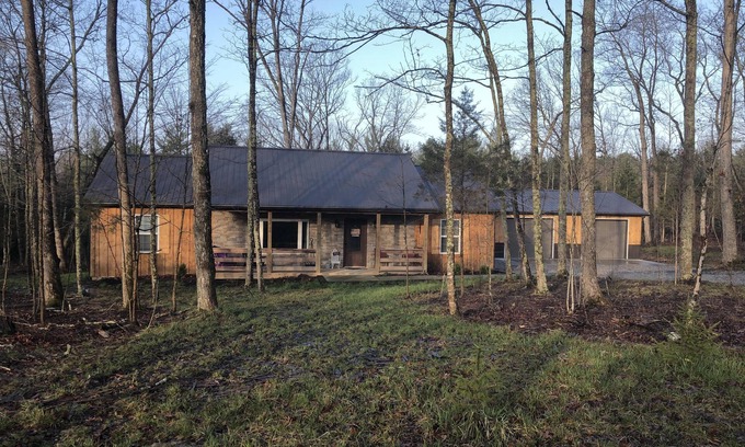 Winchester Cabina | Cabaña rústica de 3 dormitorios recién construida con un lago de pesca de 1 acre.