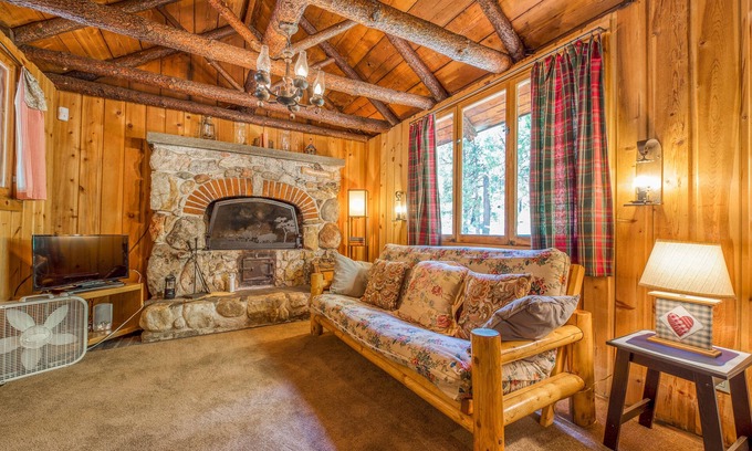 Idyllwild Cabaña | Rústica, cálida cabaña w / cubierta al aire libre, arbolado vistas - cerca de la ciudad!