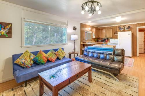 Pinehurst Casa | Rustic Cabin with Patio 8 Mi to Kings Canyon Park