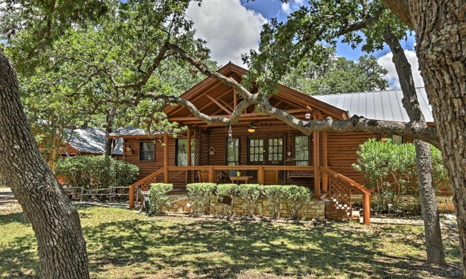 Canyon Lake Casa | Rustic Canyon Lake Cabins with Hot Tub on about 3 Acres