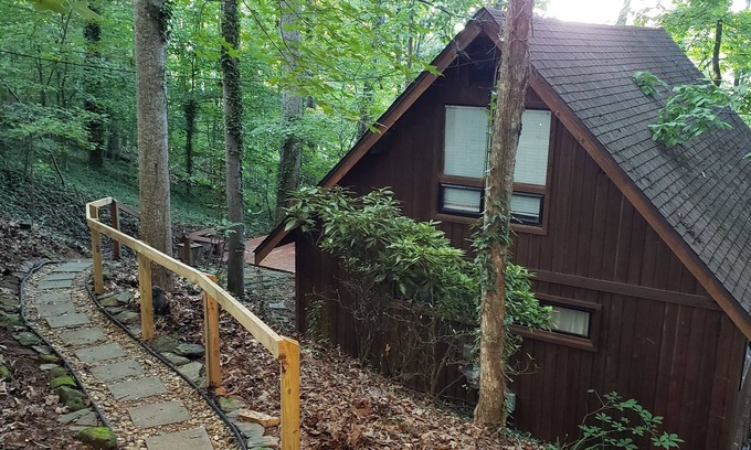 Gainesville Cabina | Rustic Cedar Cabin On Lake Lanier with Private Dock
