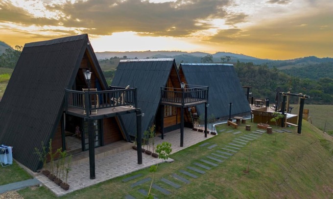 Serra Negra Chalet De Esquí | Rustic chalet with hot tub, beautiful view and breakfast in Serra Negra