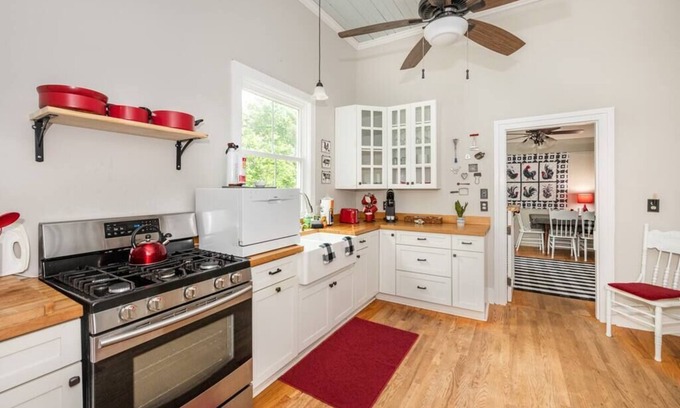 Wrightsboro Casa | Rustic Charm: Captivating 1920s Farmhouse