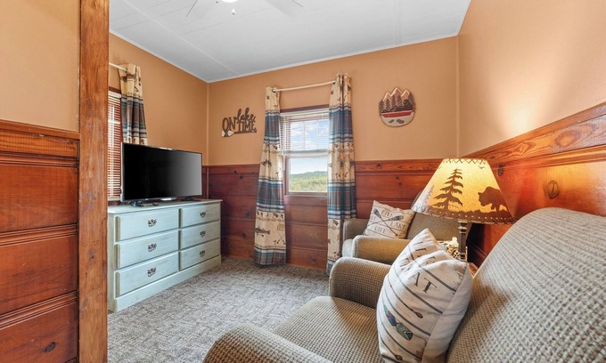 Boone County Cabina | Rustic charm/Cozy comfort-1-bedroom cabin/Ozark view nestled by Bull Shoals Lake