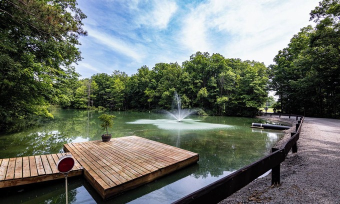 Dola Cabina | Rustic charm meets modern comfort in this hidden woodland cabin getaway