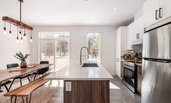 Saint-Calixte Chalet De Esquí | Rustic Chic 2BR Retreat with Hot Tub in the heart of Lanaudière