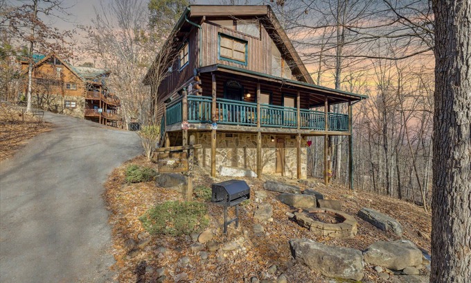 Gatlinburg - Pigeon Forge Casa | Rustic-Chic Cabin w Hot Tub & Fire Pit