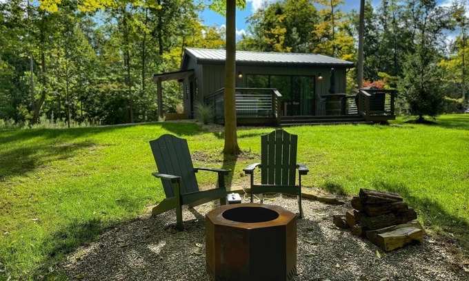 Madison Cabina | Rustic-Chic Woodside Cabin w/Hot Tub & Private Deck on 450-Acre Ohio Retreat