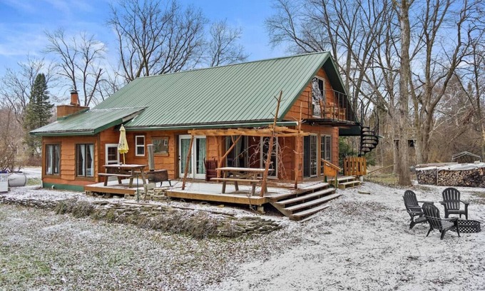Milwaukee Cabina | Rustic City Oasis on the River